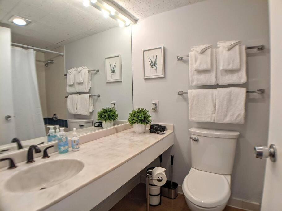 Cute Cedar Lodge Studio With Balcony & Lake Views! 라코니아 외부 사진