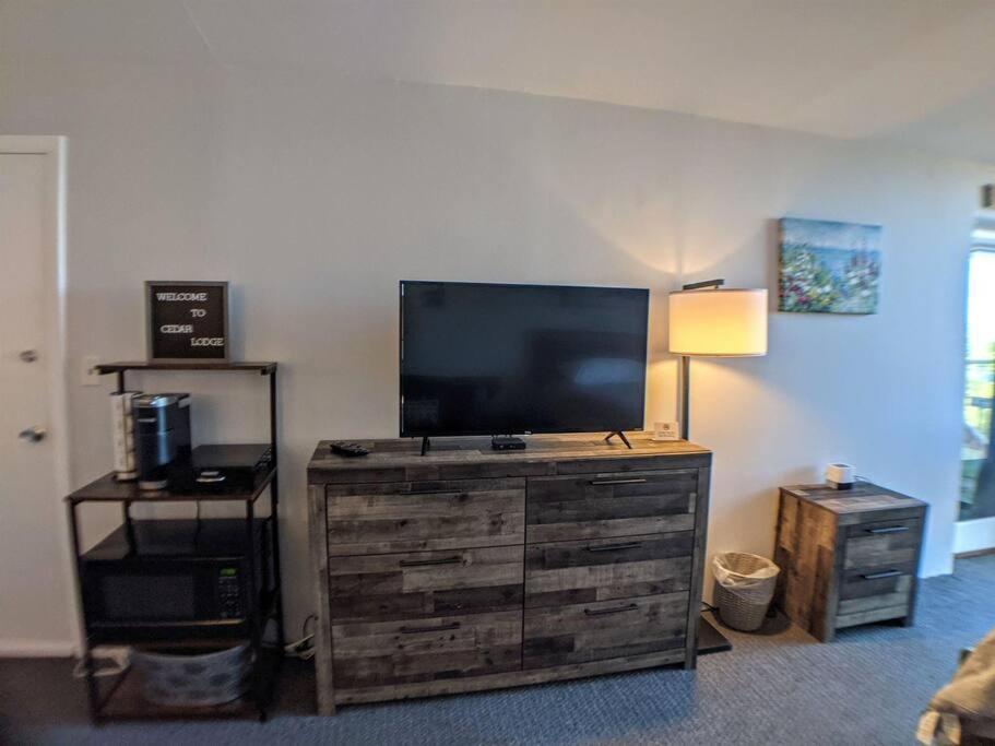 Cute Cedar Lodge Studio With Balcony & Lake Views! 라코니아 외부 사진