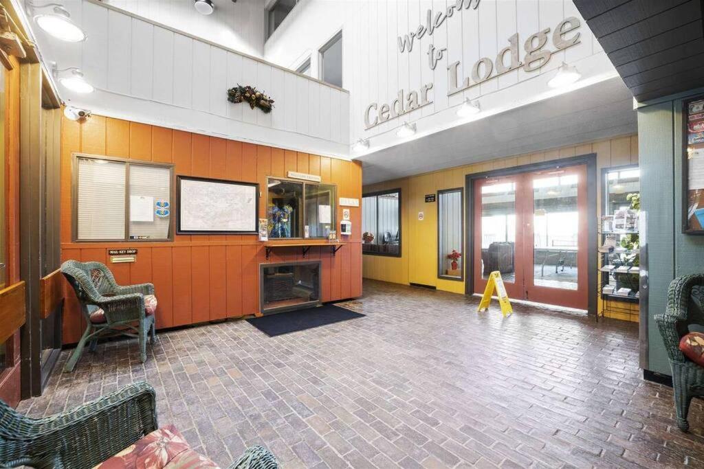Cute Cedar Lodge Studio With Balcony & Lake Views! 라코니아 외부 사진