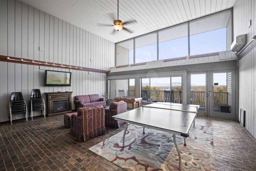 Cute Cedar Lodge Studio With Balcony & Lake Views! 라코니아 외부 사진