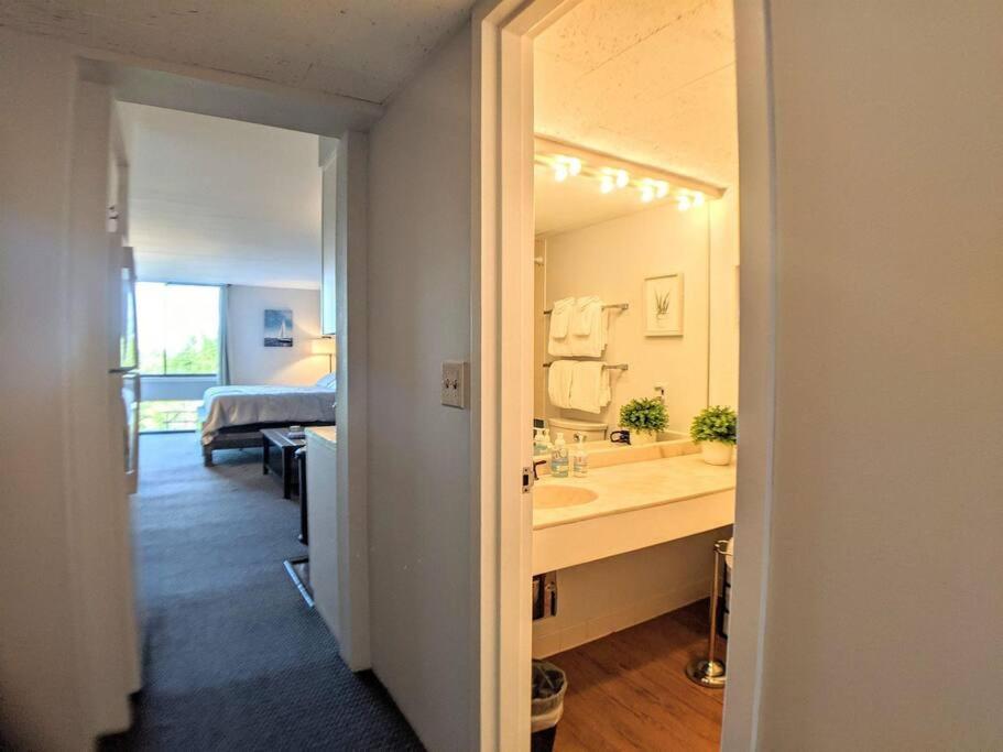 Cute Cedar Lodge Studio With Balcony & Lake Views! 라코니아 외부 사진