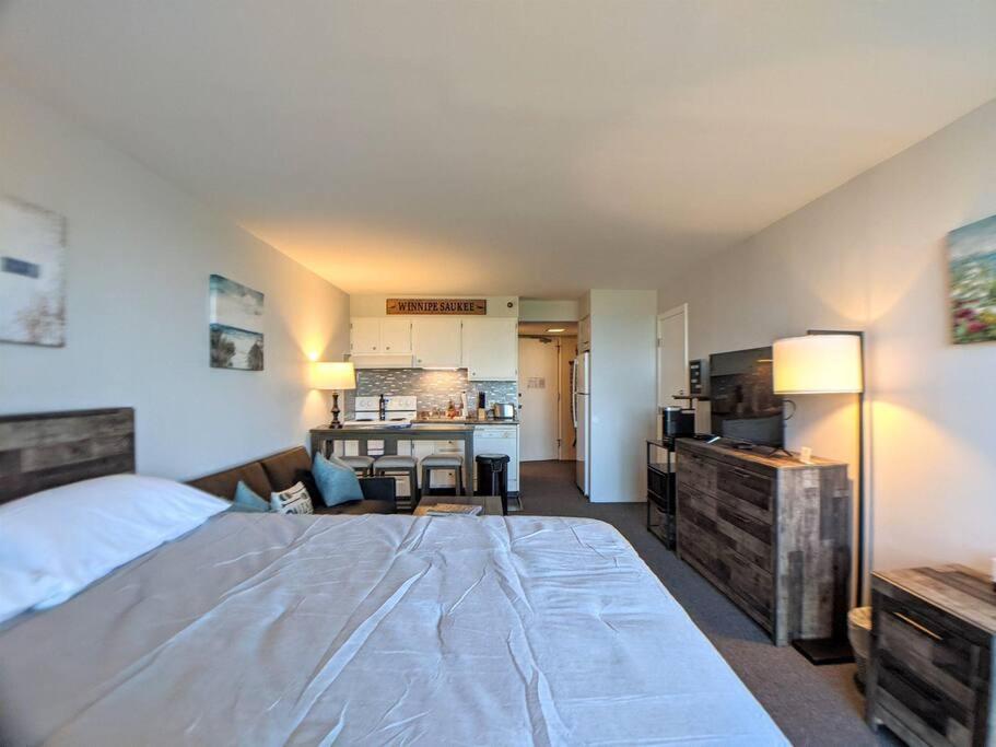 Cute Cedar Lodge Studio With Balcony & Lake Views! 라코니아 외부 사진
